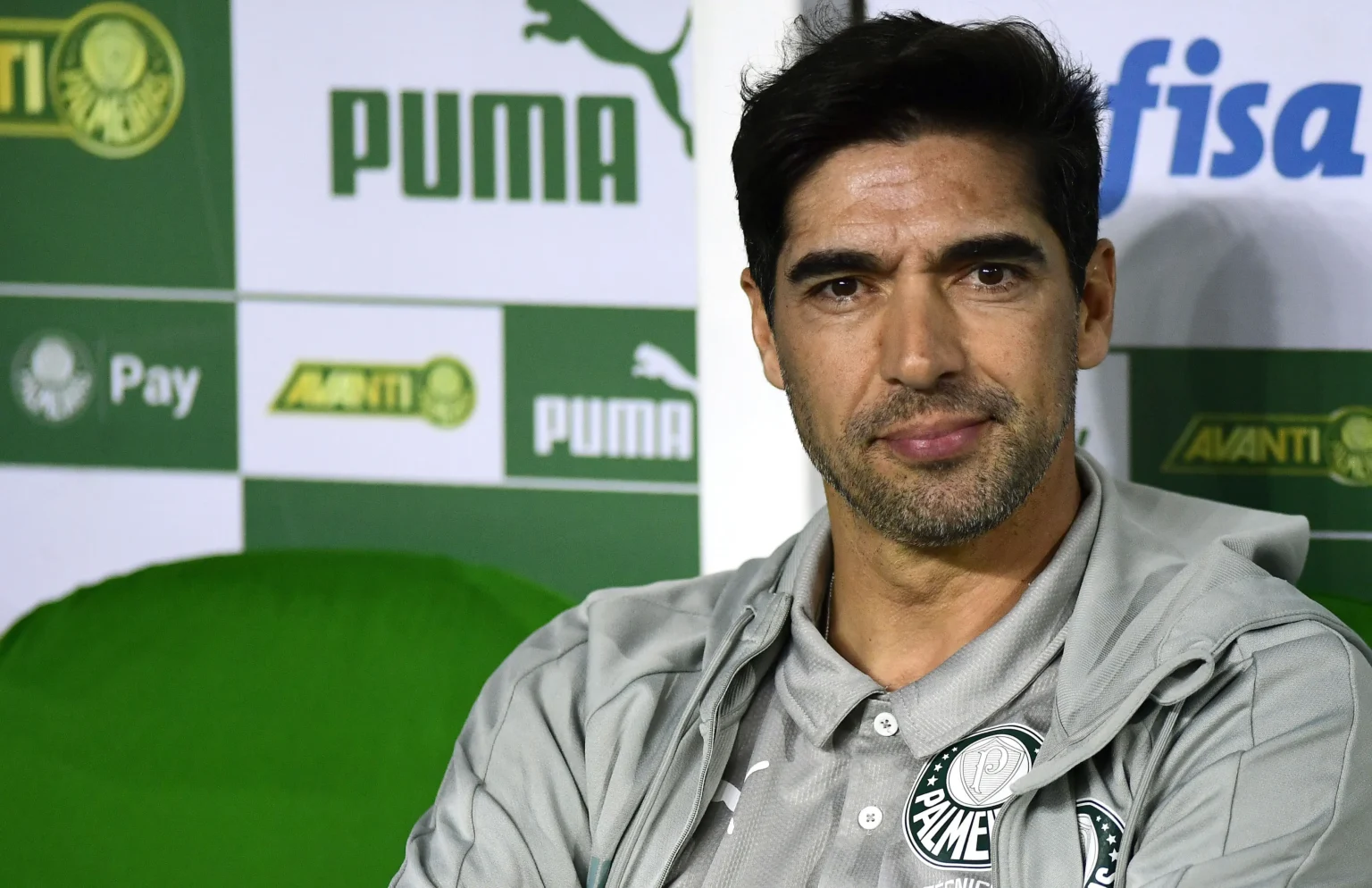 "Palmeiras: Abel Ferreira Lamenta Derrota com Time Reserva e Reconhece Momento Difícil"