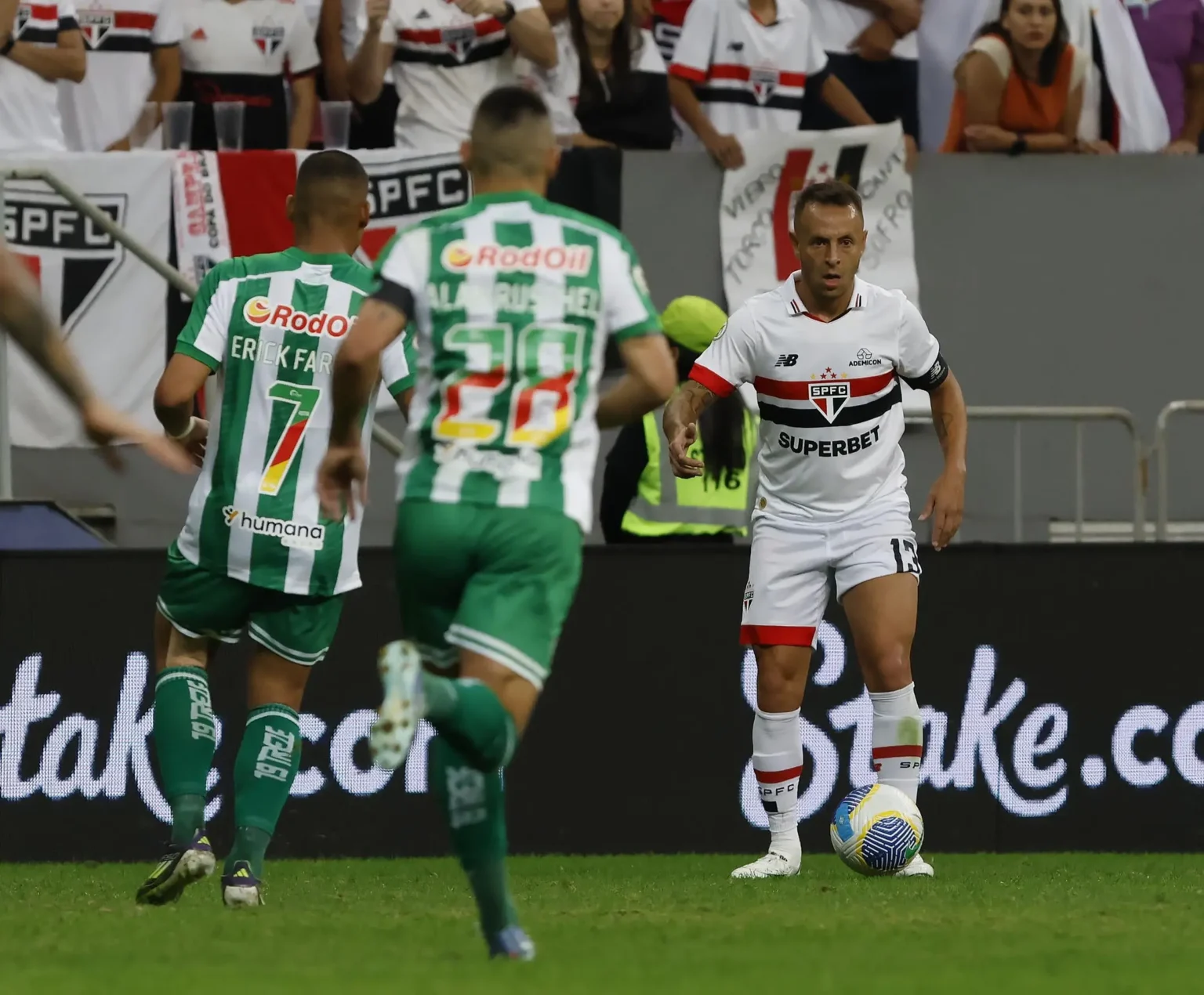 "Rafinha Comemora Retorno ao São Paulo e Critica Arbitragem: 'Qualquer Coisa Parava o Jogo'"