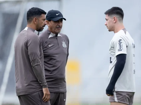 "Ramón Díaz comanda primeiro treino com elenco completo do Corinthians após conversa com Garro"