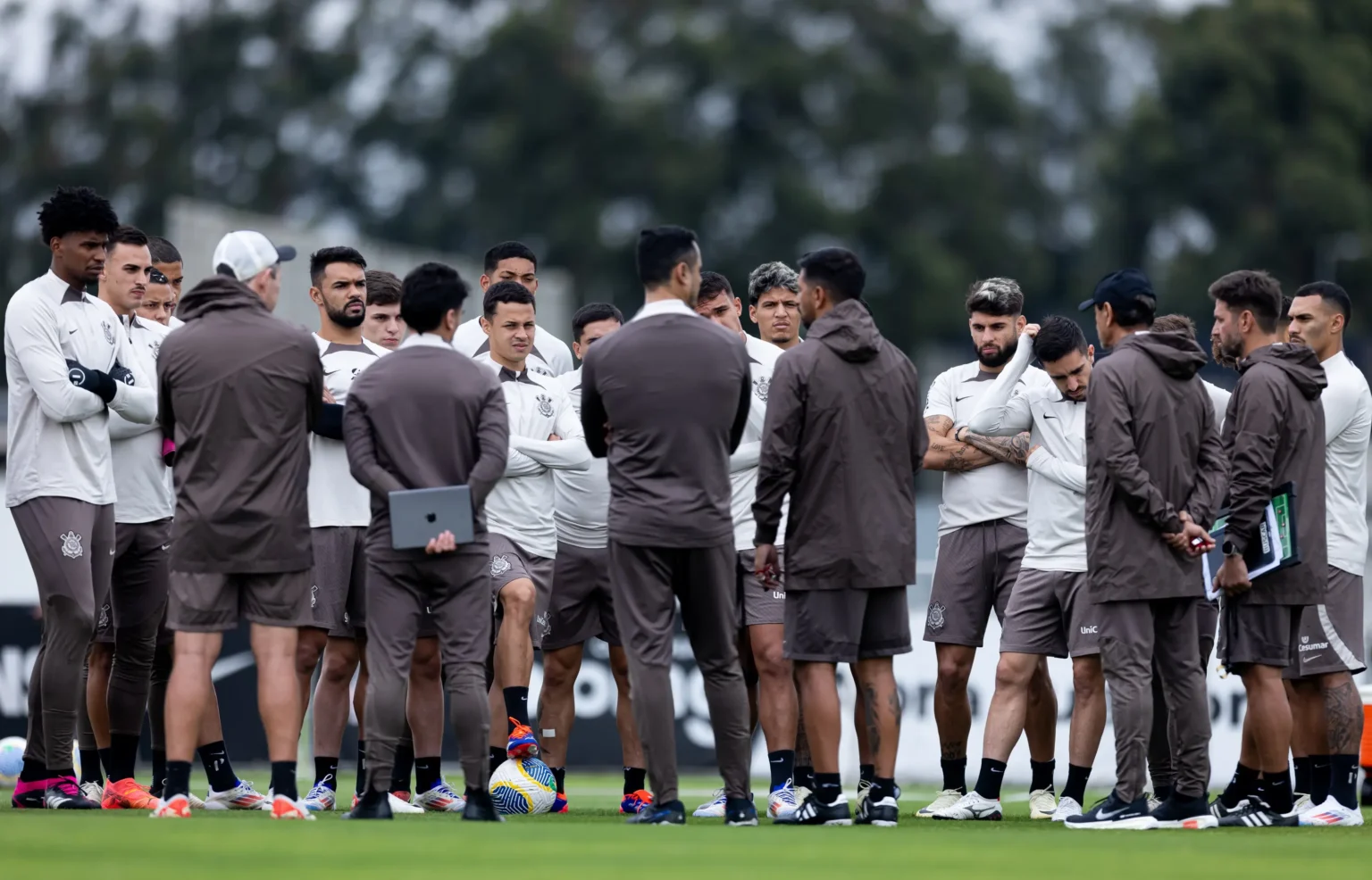 "Ramón Díaz realiza treino tático no Corinthians e conta com o apoio de dez jogadores das categorias de base"