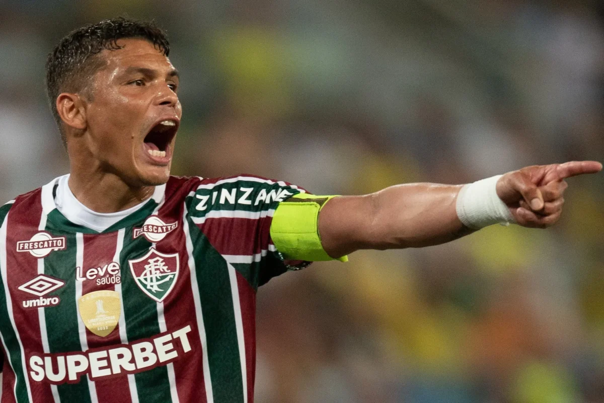 Título otimizado para SEO em Português-BR: "Reestreia triunfal de Thiago Silva pelo Fluminense: Tabu quebrado, gol após 90 minutos e autógrafo em sapato"