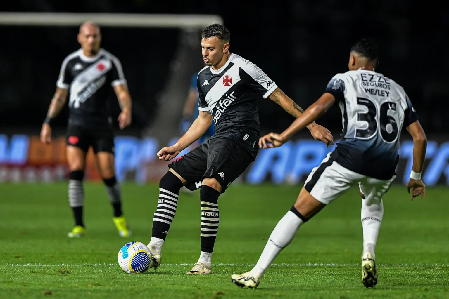 "Reforço no Vasco: Hugo Moura comenta a chegada de Souza e a oportunidade de aprendizado"