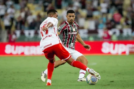 "Retorno de André ao Fluminense: Ausência contra o Fortaleza e opções para Mano Menezes"