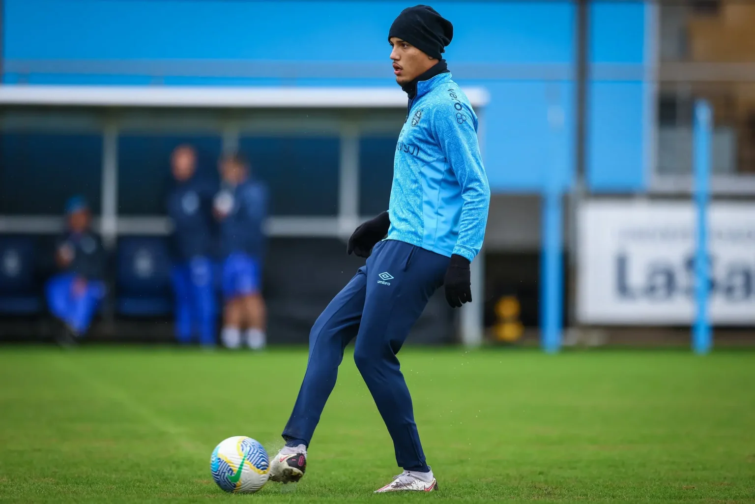 "Retorno de Geromel e Gustavo Martins aos Treinos do Grêmio Antes do Confronto com o Juventude"