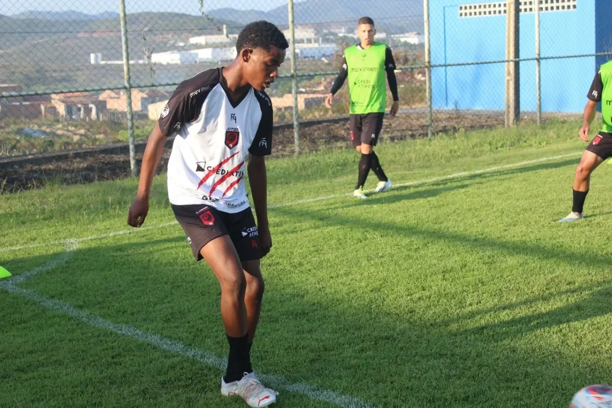 "Robinho, ex-promessa do Flamengo, firma contrato com o Botafogo"