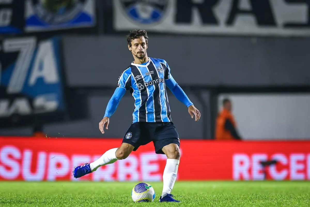 "Rodrigo Caio: Pouco Utilizado no Grêmio Após Seis Meses de Contrato"