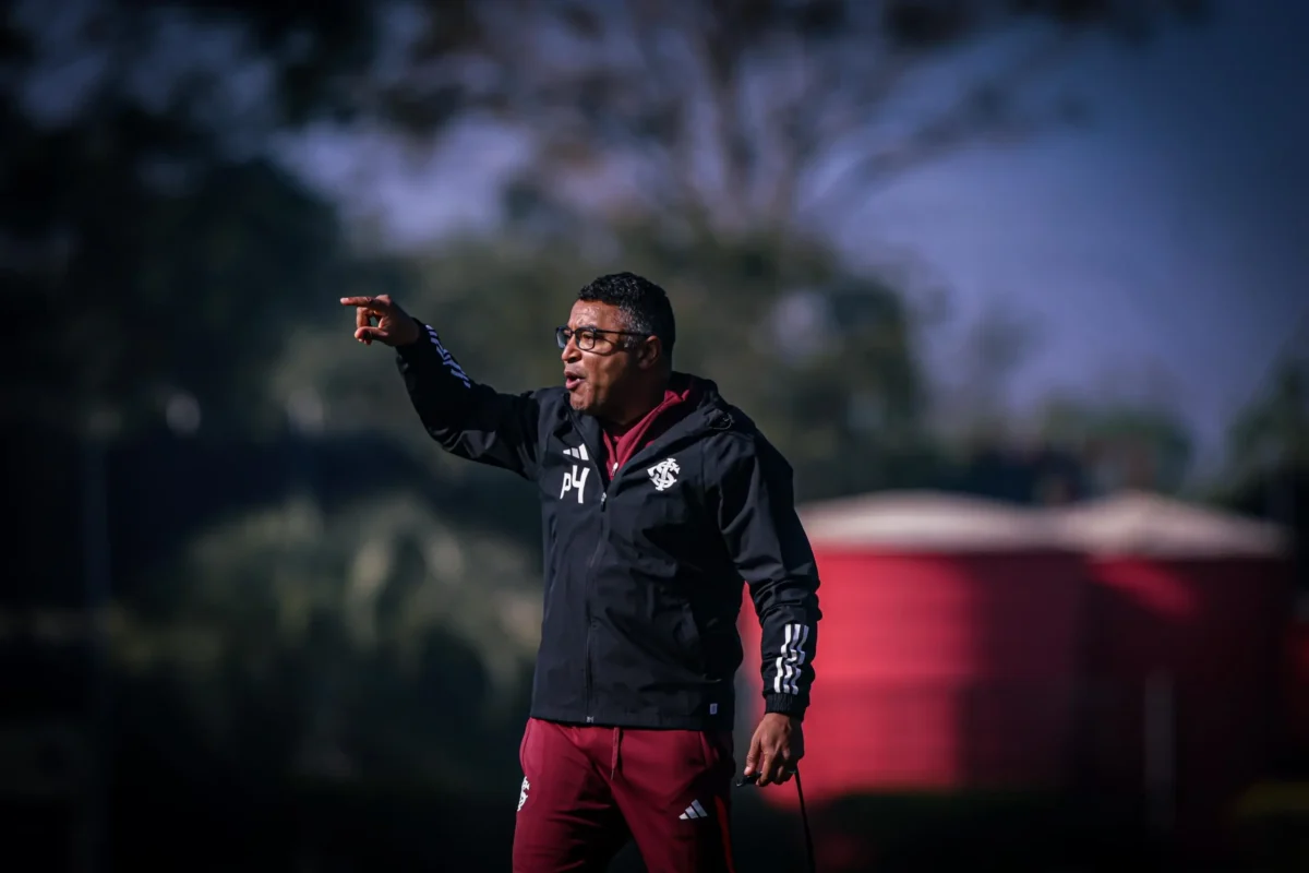 "Roger Antônio é oficializado como novo técnico do Internacional e prepara-se para sua estreia contra o Botafogo"