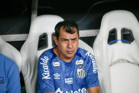 "Santos revela que não houve contato do Corinthians sobre Carille, reafirmando a continuidade do treinador"