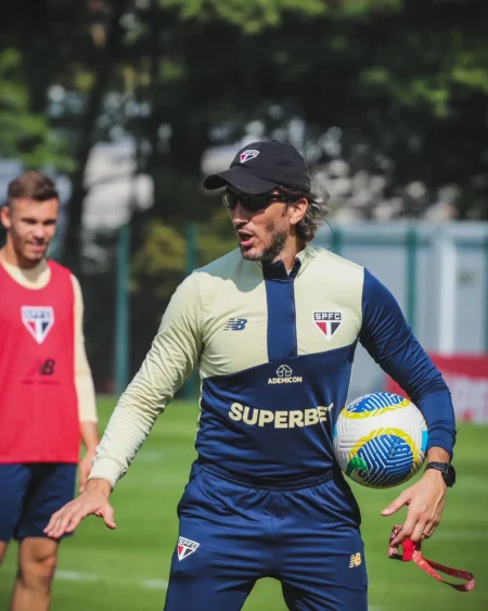 "São Paulo Enfrenta Cenário Atípico para Duelo com Grêmio Devido à Lesão de Jogador Chave"