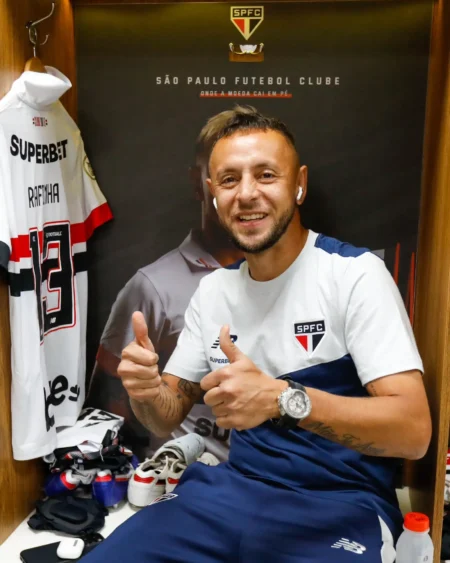 "São Paulo: Oportunidade para Rafinha Após Suspensão de Igor Vinicius"