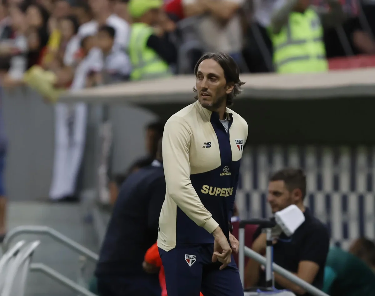 "São Paulo x Zubeldía: Treinador comemora empate e foco em vitória, deixando cartões de lado"