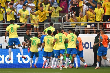 "Seleção Brasileira Marca Gol de Falta Após Longa Ausência com Raphinha"