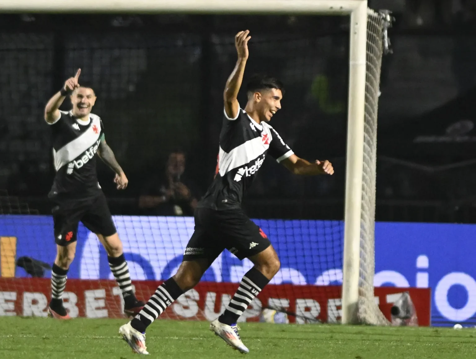 "Sforza marca gol decisivo e equipe do Vasco conquista nova vitória: 'Mudança de energia impulsiona resultados'"