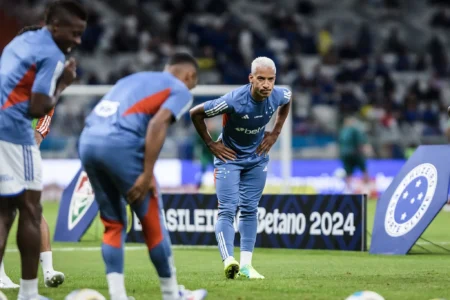 "Superstições de Matheus Pereira: Rotina de Relógio e Calça no Aquecimento do Cruzeiro"