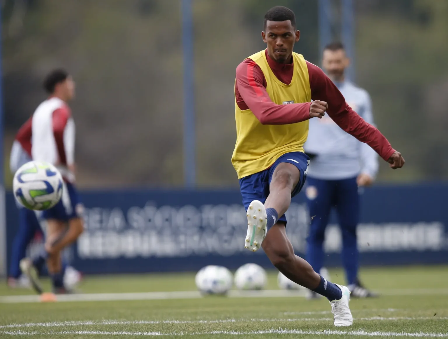 "Talisson retorna aos treinos do Bragantino e pode ser opção para o confronto contra o Fluminense"