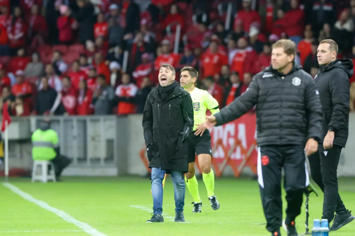 "Técnico com Mais Partidas no Inter: Eduardo Coudet se Destaca no Ranking"