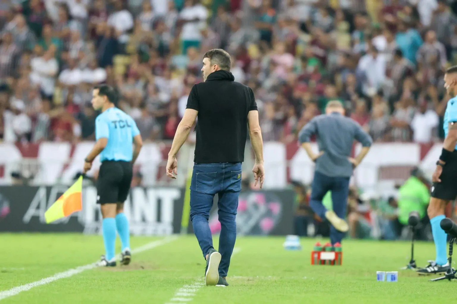 "Técnico do Inter afirma que depende dos jogadores para escalar o time: 'Espero que tenha um atacante'"