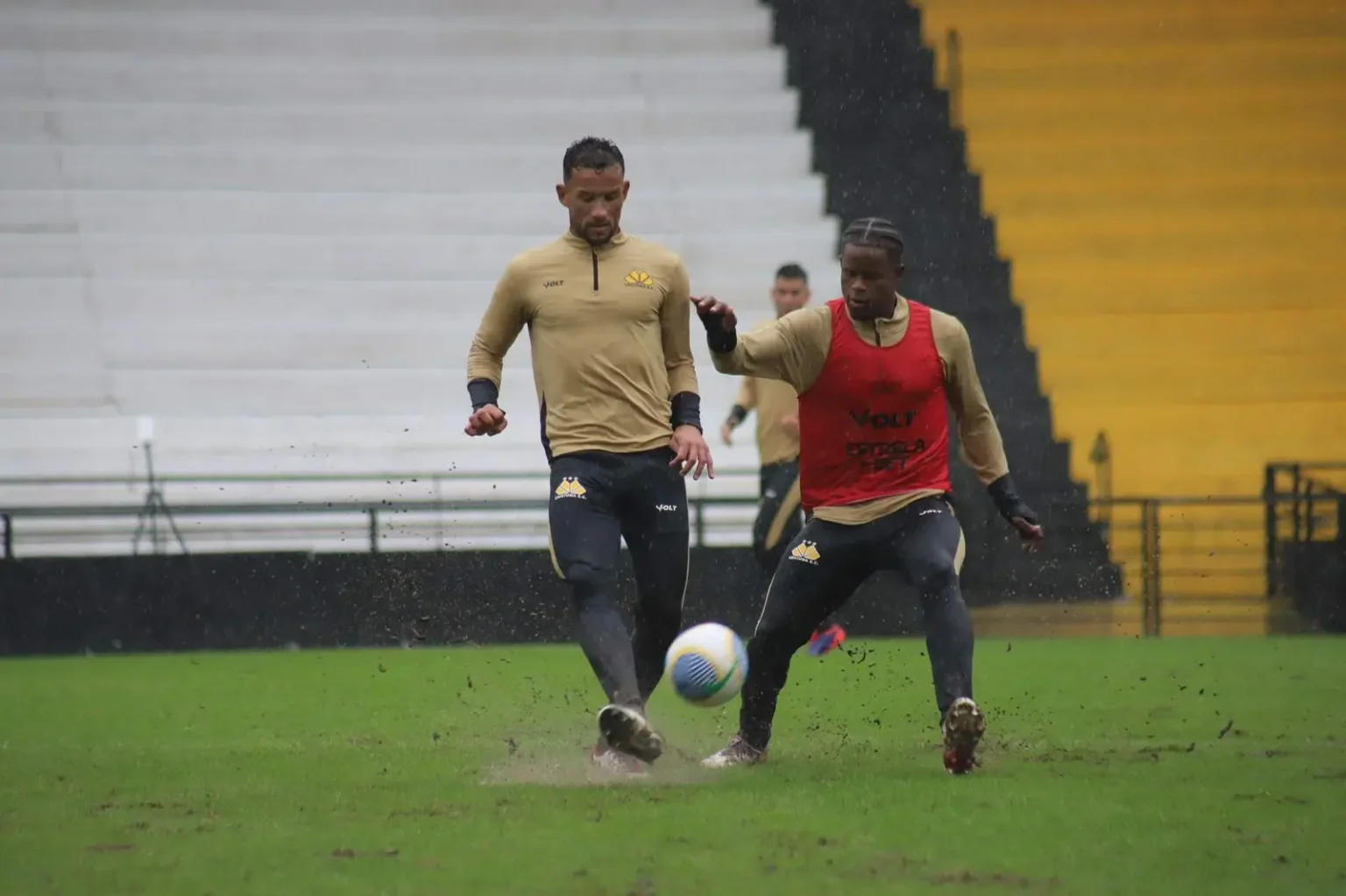 Tencati Testa Novos Esquemas Táticos no Criciúma Visando Confronto com o Corinthians