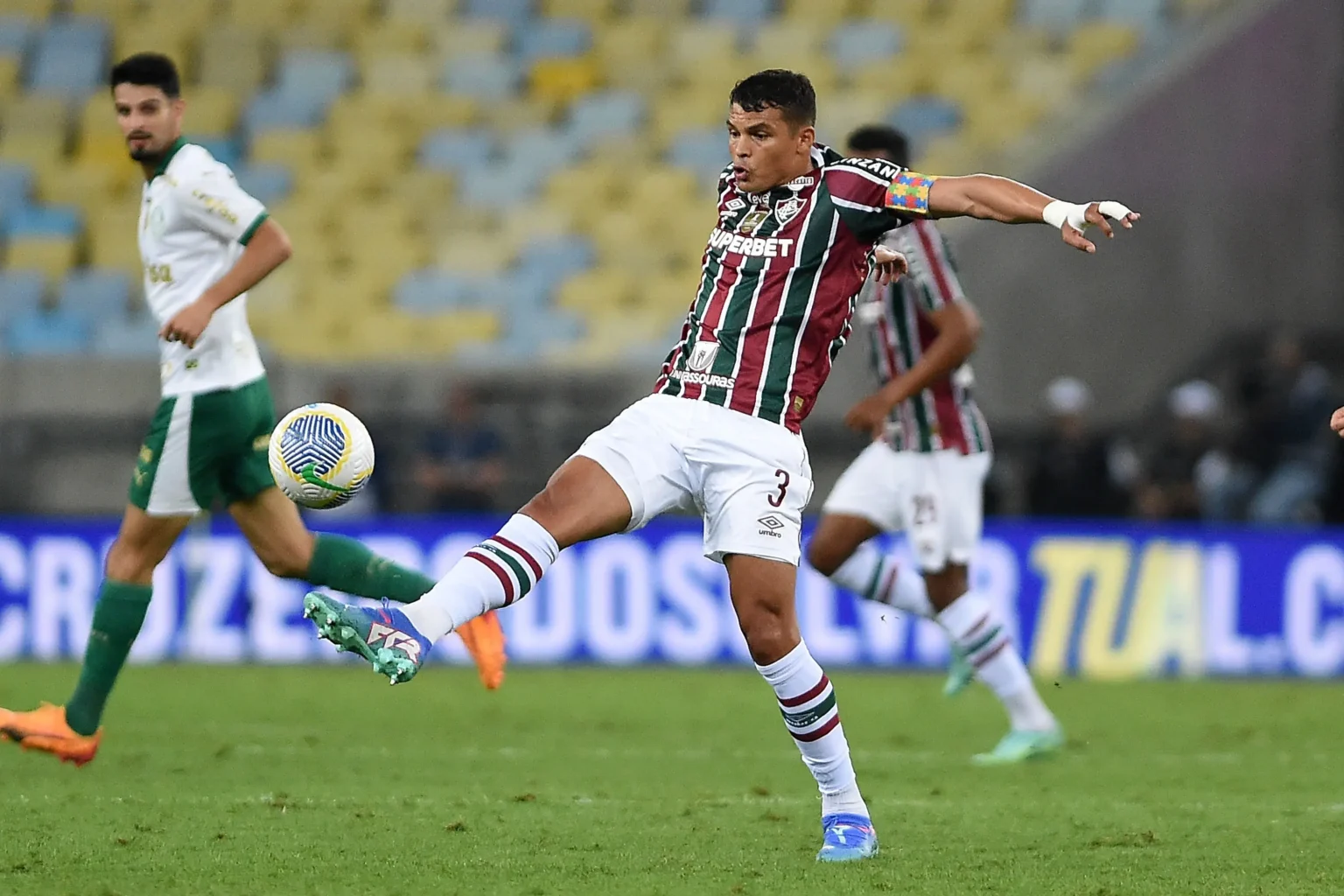 "Thiago Silva celebra o triunfo do Fluminense em seu retorno ao Maracanã"