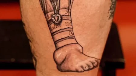 "Torcedor da Argentina Homenageia Messi com Tatuagem de Tornozelo Inchado"