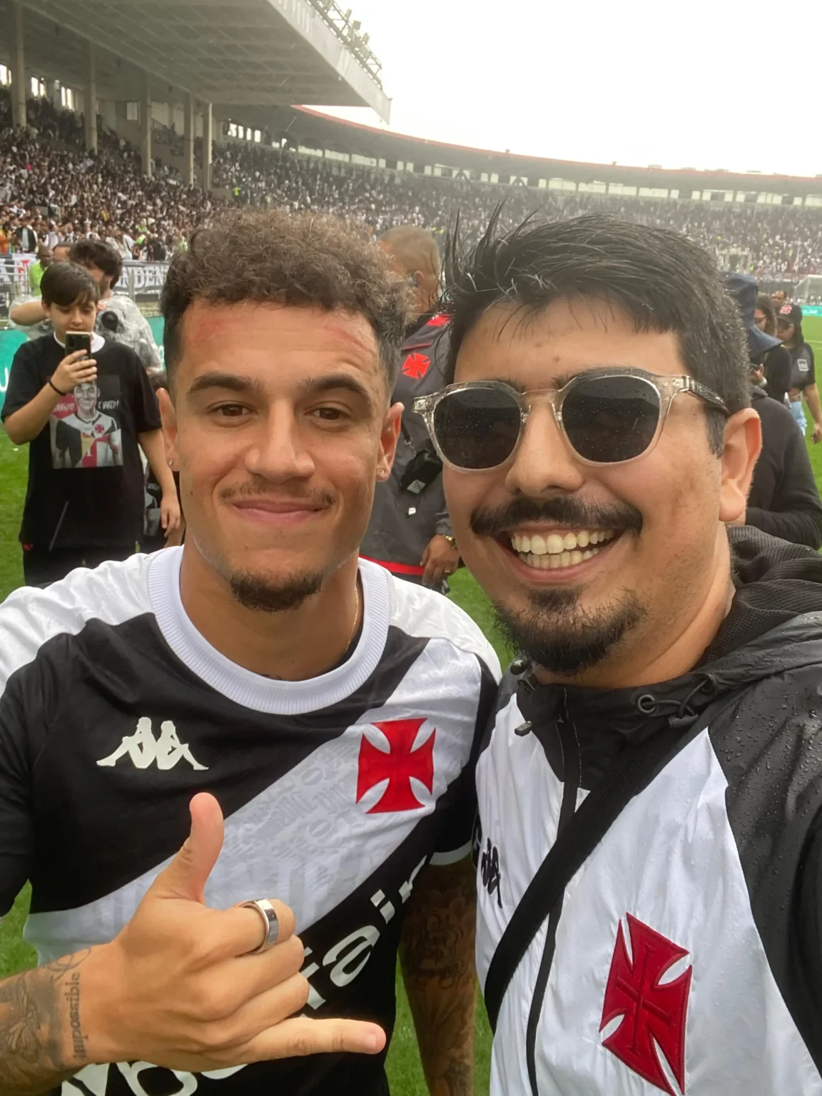 "Torcedor do Vasco Invade Campo e Tira Foto com Coutinho: Uma História de Acesso Inusitado"