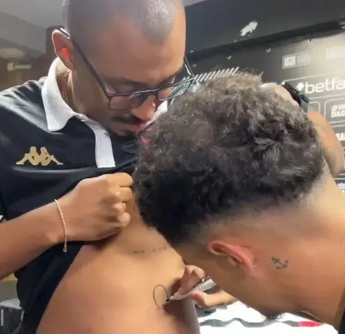 "Torcedor do Vasco Tatatuou Autógrafo de Coutinho Revela Surpresa do Meio-Campista: 'Sério?'"