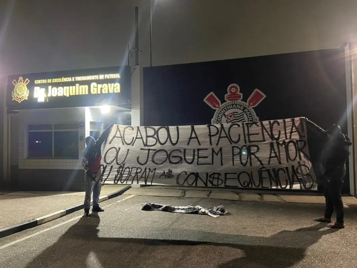 "Torcida do Corinthians Protesta Contra Diretoria e Time: 'Acabou a Paciência'"
