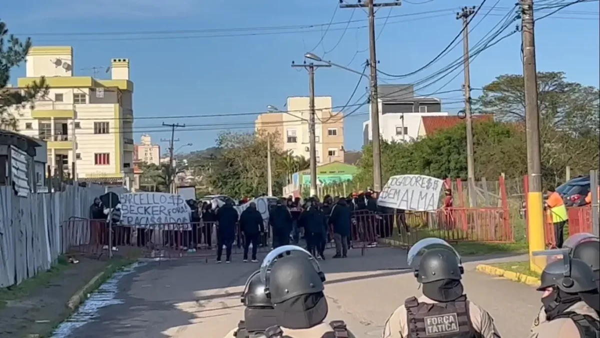 "Torcida do Internacional Protesta Durante Treino: "Jogadores Sem Alma" - Otimização de Título para SEO em Português-BR"