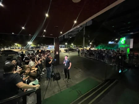 "Torcida do Vasco recebe o time com grande festa em Goiânia antes do confronto contra o Atlético-GO"