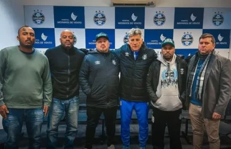 Torcida Organizada do Grêmio Cobra Mudanças em Encontro com Treinador Renato