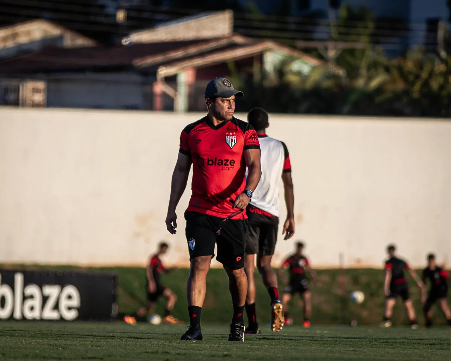 "Treinador Anderson Gomes Elogia Desempenho dos Jogadores na Partida Contra o Atlético-MG"