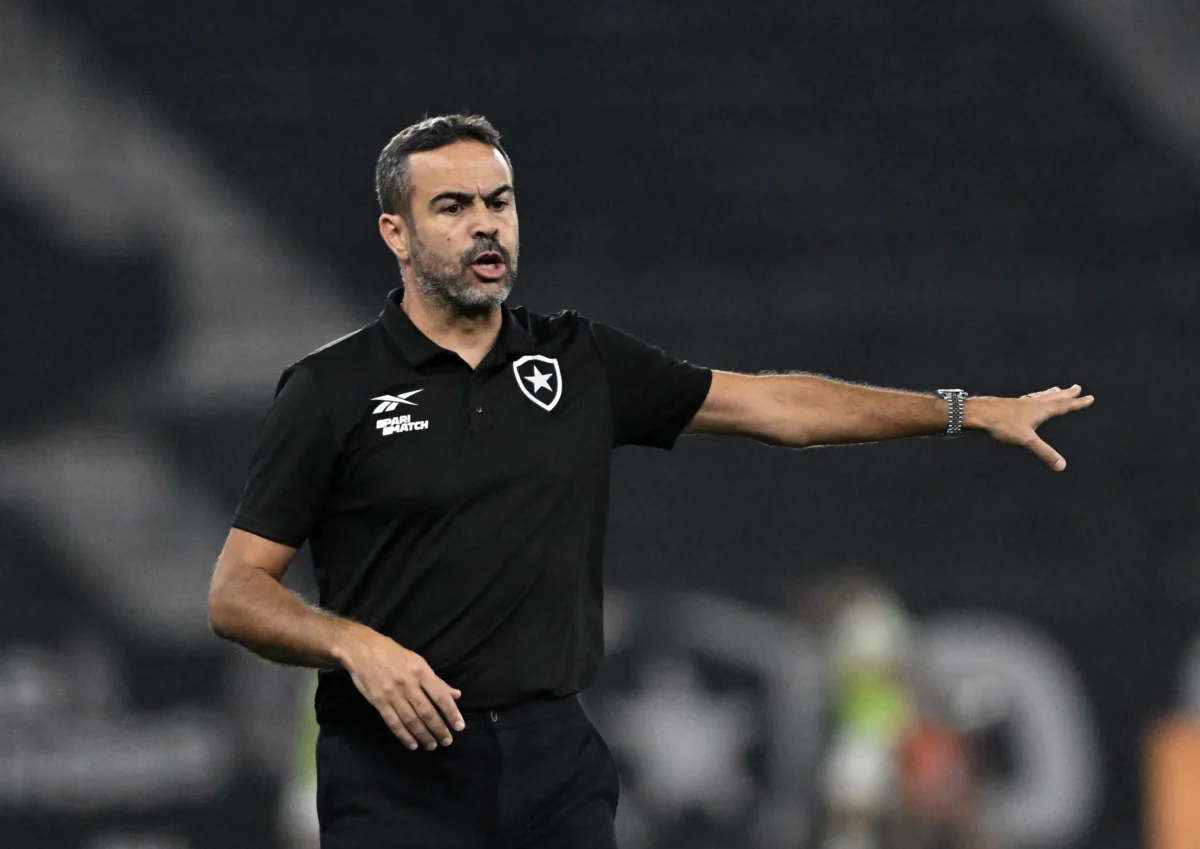 Otimizado para SEO em Português-BR: "Treinador do Botafogo Enaltece Equipe e Alerta Contra Atribuição Excessiva de Vitórias a Jogador Específico"