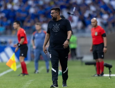 "Treinador Interino do Corinthians Avalia Equilíbrio na Derrota para o Cruzeiro: 'Eles Foram Mais Felizes'"