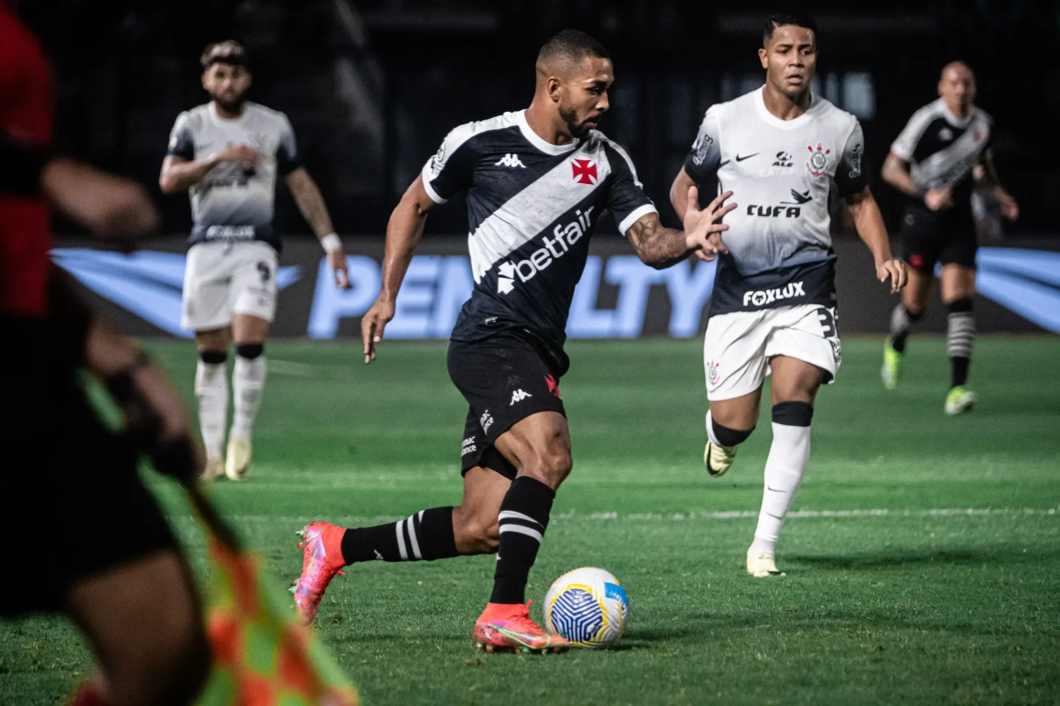 "Vasco lidera em desarmes no Campeonato Brasileiro: Paulo Henrique se destaca"