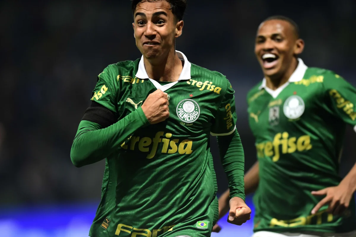 "Vitor Reis Brilha em Estreia como Titular do Palmeiras: Gol no Dérbi é Momento Inesquecível"