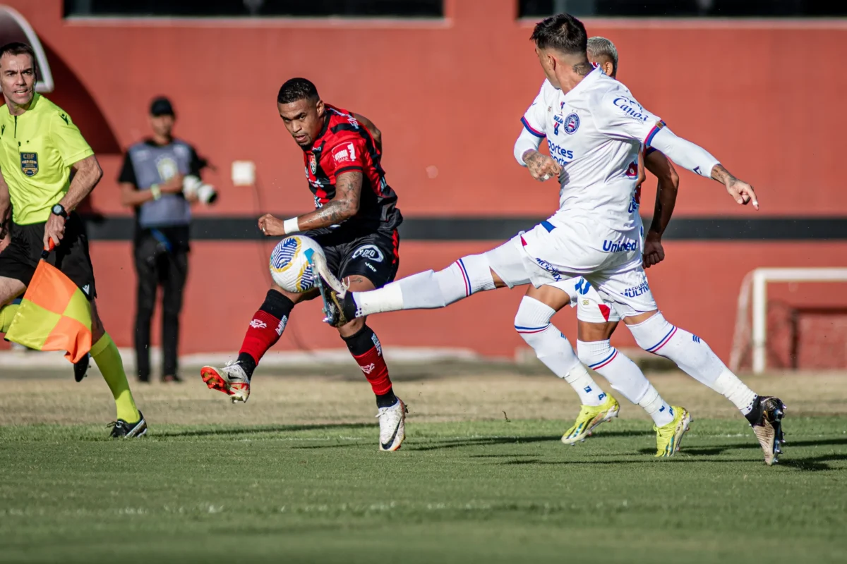 "Vitória Enfrenta Adversários Diretos e Clássicos Longe de Casa na Série A"