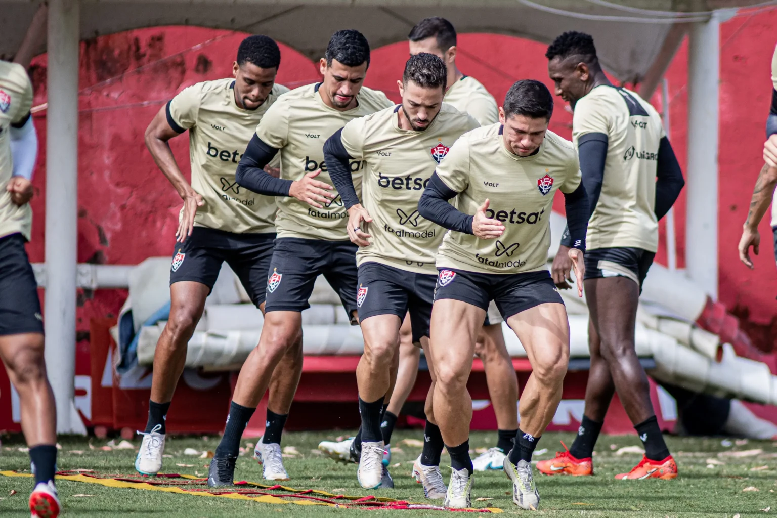 "Vitória: Osvaldo e Iury Castilho se preparam com treinamento com bola em dia de reapresentação"