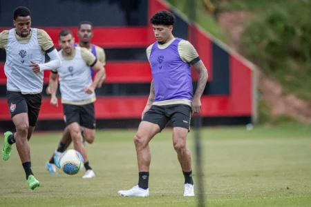 Vitória recebe três novos jogadores antes do jogo contra o Palmeiras