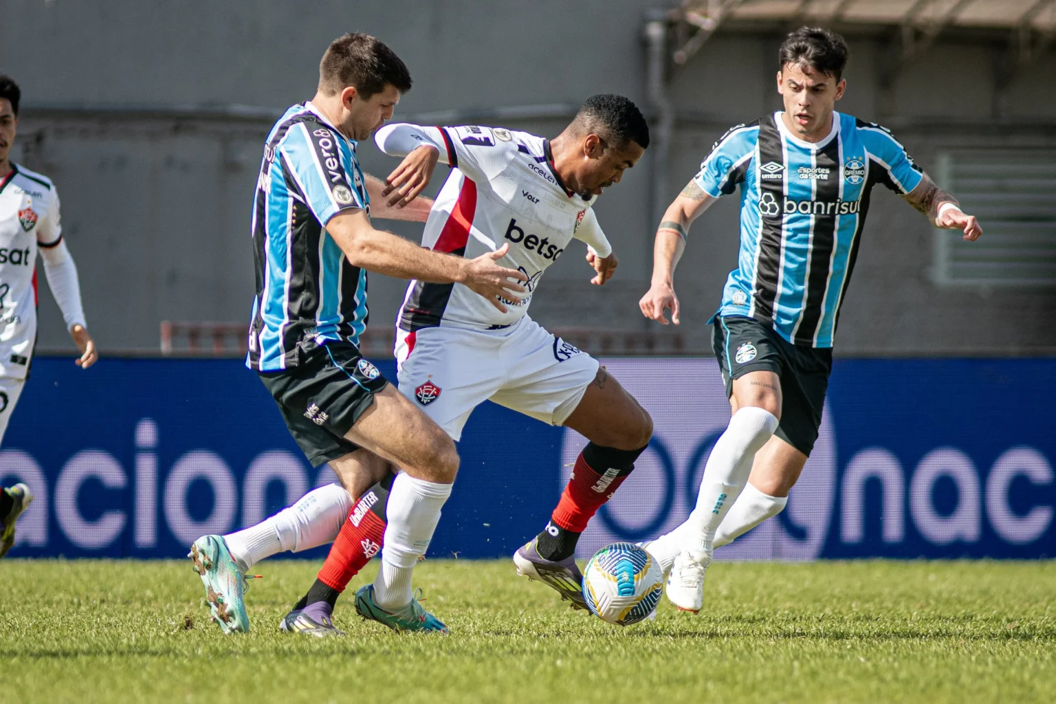 "Vitória Sofre Derrota Sem Resistência Contra o Grêmio no Sul"