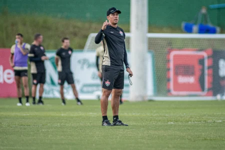 Vitória treina focado no confronto com o Corinthians após ausência de Dudu e Rodrigo Andrade
