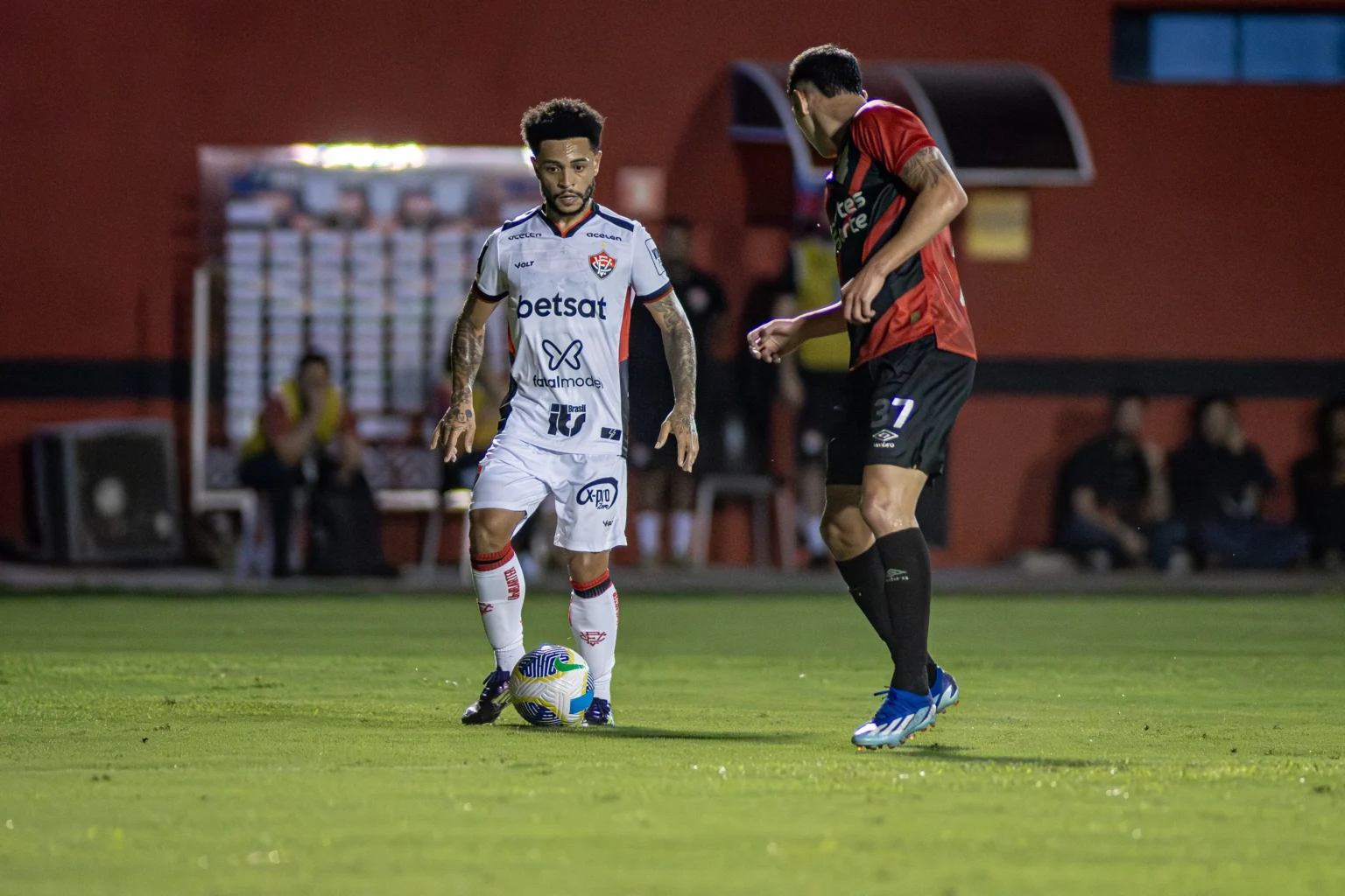 "Vitória Tropeça Contra Athletico: Análise do Impacto do Ataque"