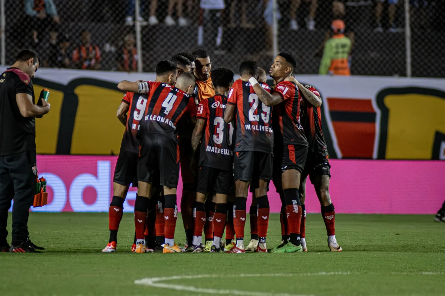 "Vitória x Flamengo: Desempenho Aquém do Esperado de Lepo e Naldi; Matheusinho destaque positivo"