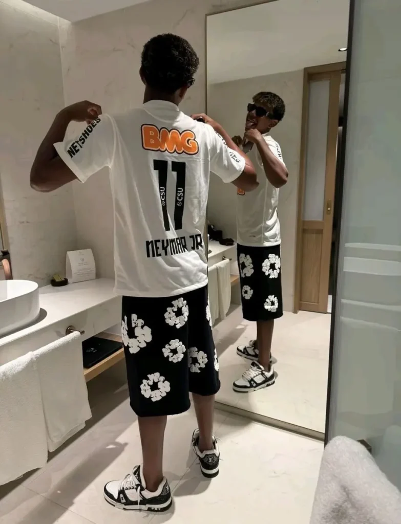 "Yamal Aproveita Férias Usando Icônica Camisa do Neymar do Santos"