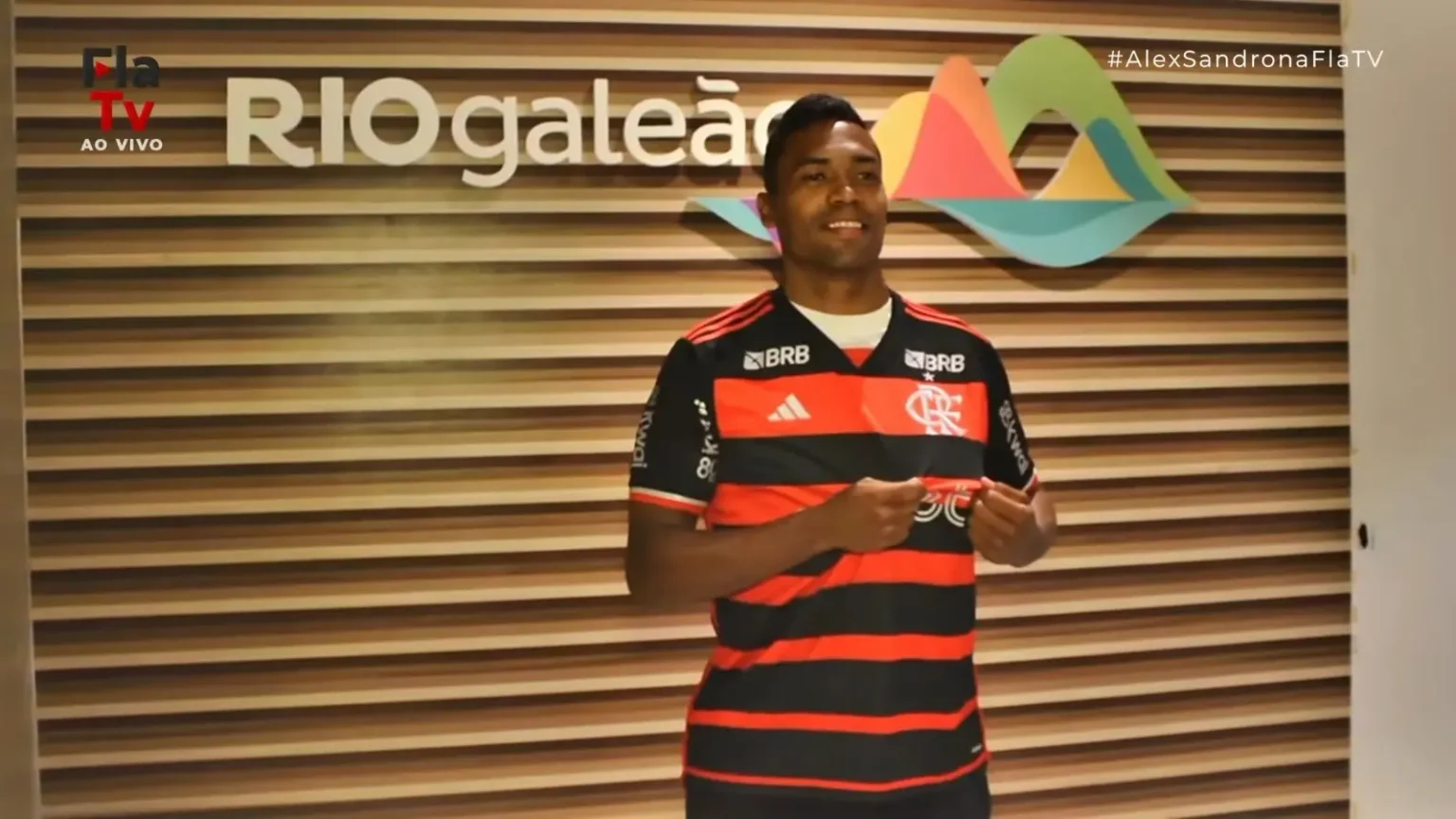 Alex Sandro Chega ao Flamengo e Recebe a Camisa 16 no Rio de Janeiro