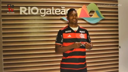 Alex Sandro Chega ao Flamengo e Recebe a Camisa 16 no Rio de Janeiro