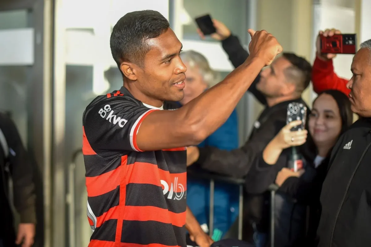 "Alex Sandro e Plata Chegam ao Flamengo: Primeiro Dia no Ninho do Urubu"