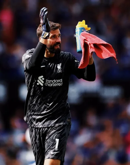 Alisson descarta transferência para a Arábia Saudita e elogia Mamardashvili como opção para o Liverpool