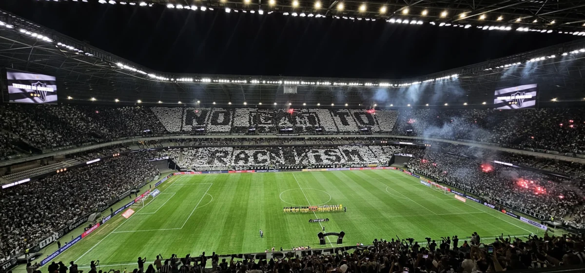 Atlético-MG: Torcida cria mosaico "Não ao racismo" em partida contra San Lorenzo