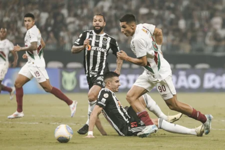 "Atlético-MG sofre derrota: Análise do jogo que colocou objetivos do Brasileiro em risco"