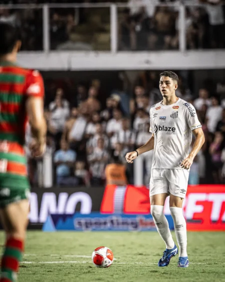 Botafogo tenta contratar Jair, zagueiro do Santos